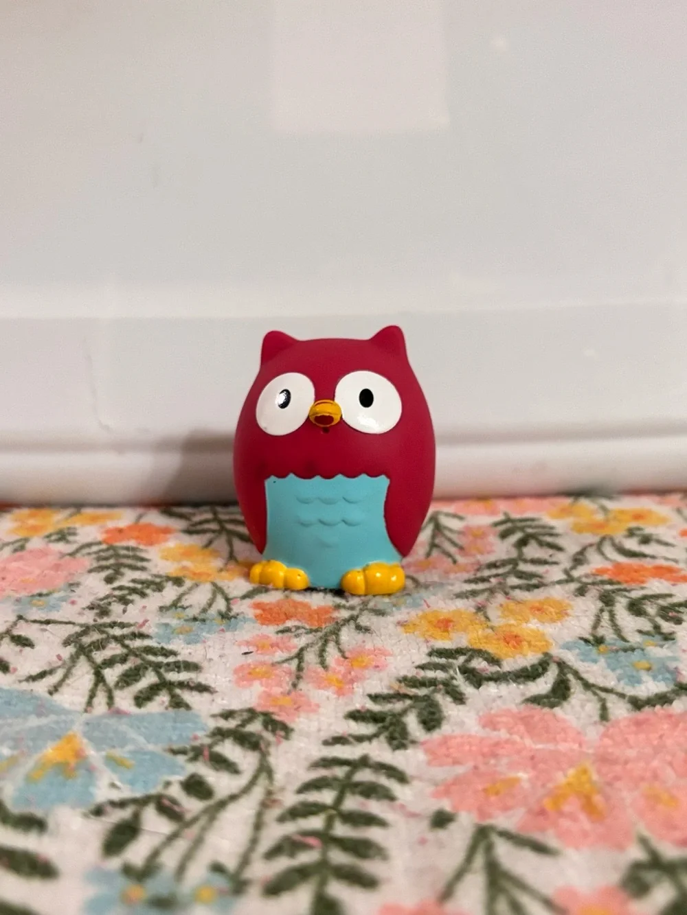 Munchkin Squirts bath water toy featuring a red owl design.